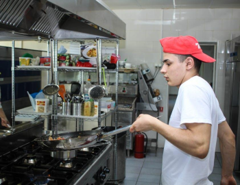How Clean Kitchen Equipment Enhances Restaurant Efficiency