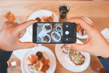 Etiquette: Discussing Phones and Screens in Modern Restaurants