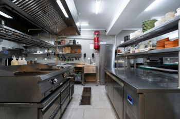 How Smart Operators Handle Peak Demand Without Expanding the Kitchen