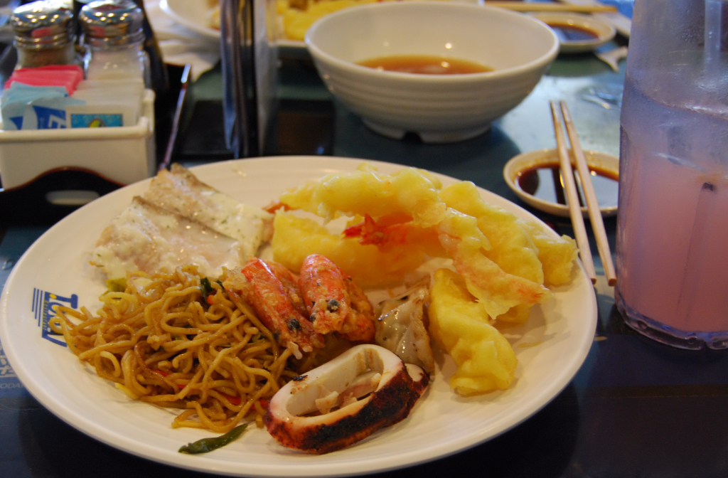 A plate of golden shrimp tempura with dipping sauce