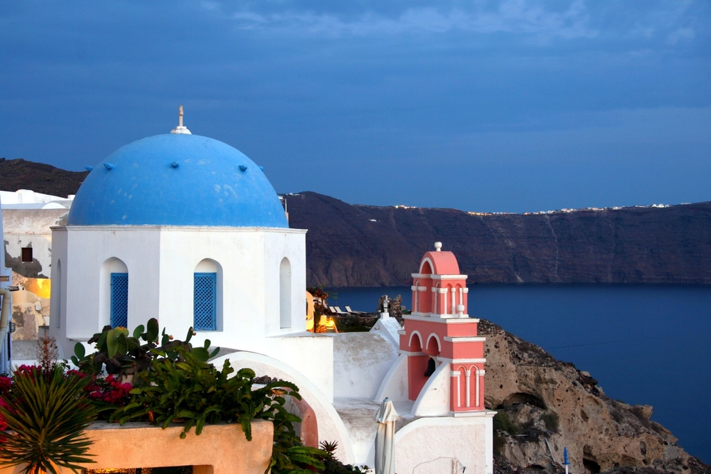 Which Dress Colors Look Best Against Santorini’s Backdrop?