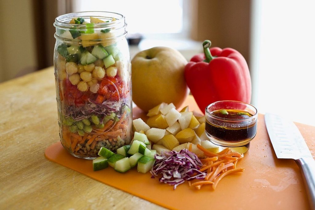 Jar Salads That Stay Crisp: How to Build a Week of Lunches in One Hour